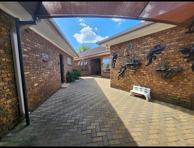 4 BEDROOM HOUSE FOR SALE IN HELIKONPARK